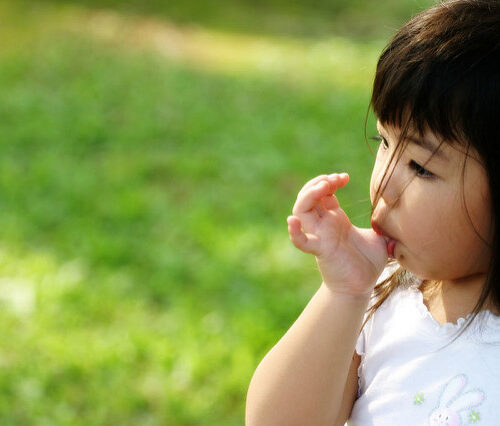 Succhiarsi il pollice e mangiarsi unghie riduce il rischio di allergie