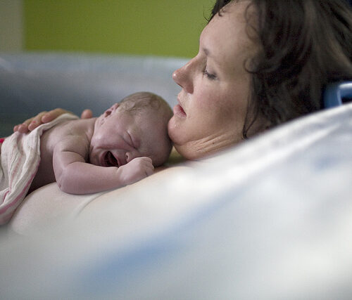 Il “parto come avveniva una volta”. Mille bambini, in Italia, nascono in casa