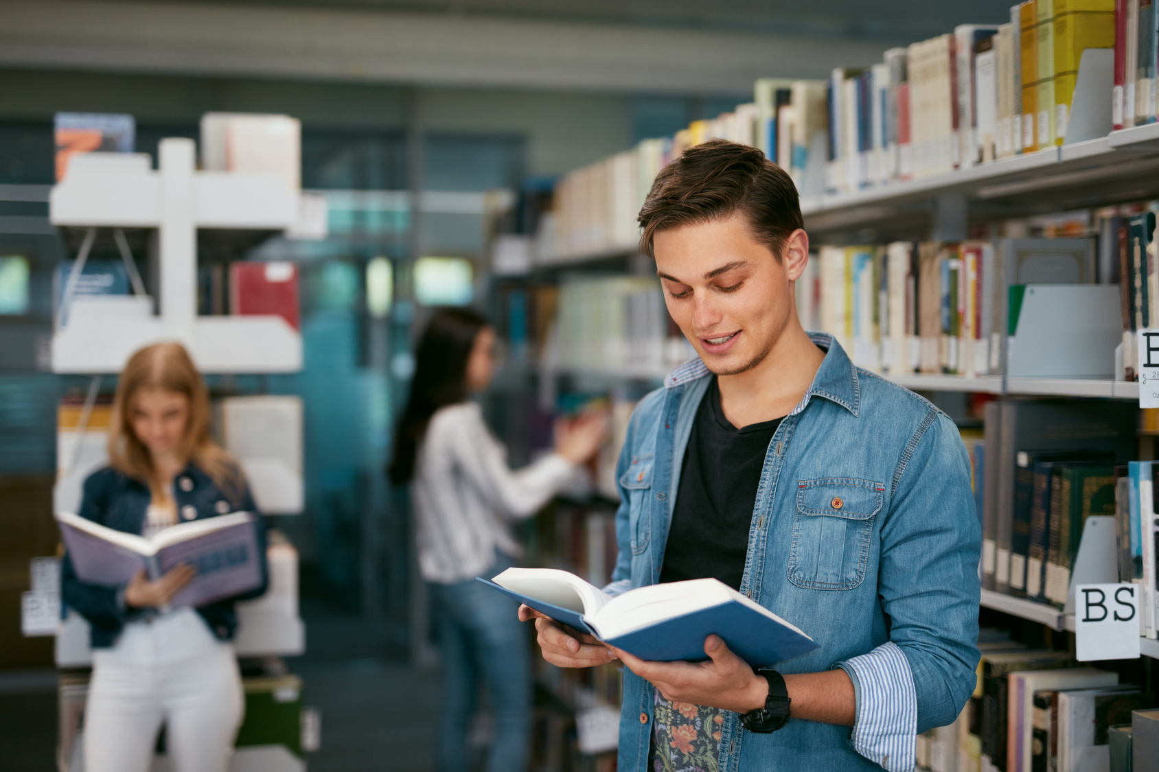 Книжка студент. Студенты в библиотеке реальные. Литературное чтение в универе. Student book университета. Студенты университета Ридинг.